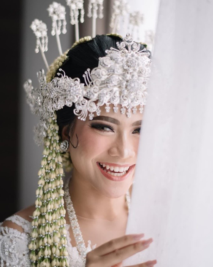 Untuk menyempurnakan penampilannya di hari bahagia tersebut, Hanum Mega mempercayakan riasannya pada MUA, Syarah Brides. Eyeshadow glam dan soft glitter terlihat sangat match dengan keseluruhan makeup look-nya. (Foto:instagram.com/imagenic)