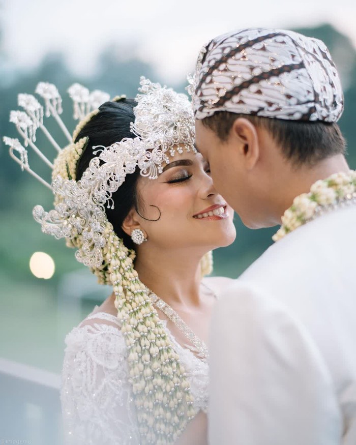 Riasan dibagian mata juga semakin paripurna dengan tambahan eyelashes yang lentik dan panjang, sehingga memberikan kesan mata yang tegas dan cantik. (Foto:instagram.com/imagenic)