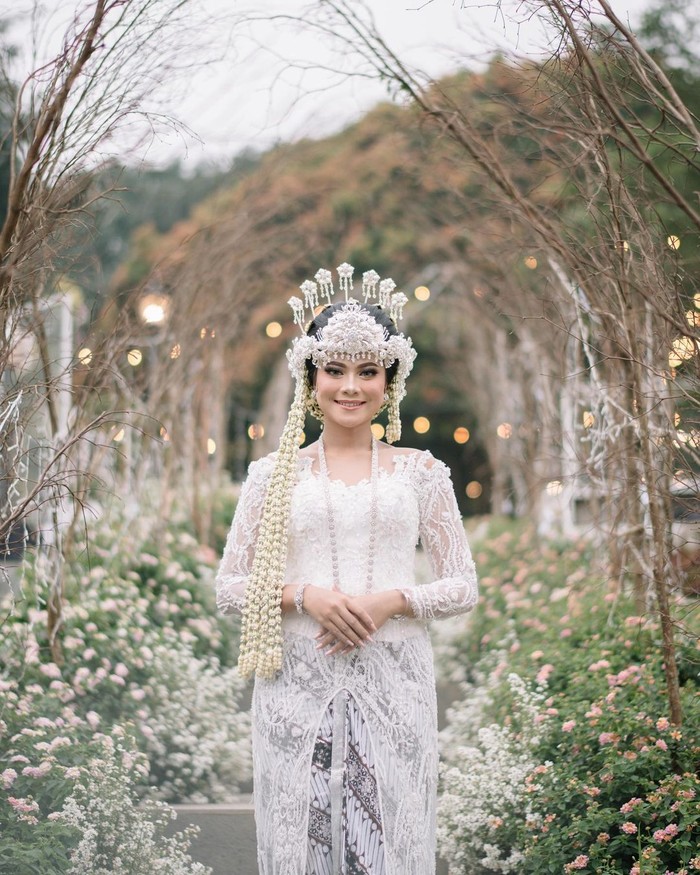 Dipersunting dengan sang kekasih, Herlambang, Hanum Mega memilih adat Sunda dalam pernikahannya. Selain mencuri perhatian karena menikah muda, dia juga tampil cantik dengan kebaya putih cutting modern yang memperlihatkan sedikit bagian pundak atau off shoulder. (Foto:instagram.com/imagenic)