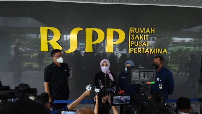 Dirut Pertamina Nicke Widyawati mengunjungi dan menemui enam pasien luka akibat insiden kebakaran di Balongan yang dirujuk ke RSPP.