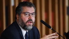 Sulit Amankan Vaksin, Menlu Brasil Ernesto Araujo Mundur