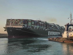 Keajaiban Bulan Purnama Bantu Evakuasi Kapal di Terusan Suez