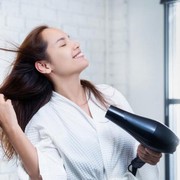 4 Kebiasaan Sederhana yang Dapat Membuat Rambut Rusak dan Rontok, Kamu Lakukan juga?