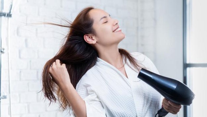 4 Kebiasaan Sederhana yang Dapat Membuat Rambut Rusak dan Rontok, Kamu Lakukan juga?