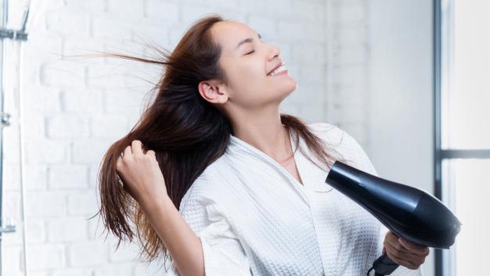 4 Kebiasaan Sederhana yang Dapat Membuat Rambut Rusak dan Rontok, Kamu Lakukan juga? 4 Kebiasaan Sederhana yang Dapat Membuat Rambut Rusak dan Rontok, Kamu Lakukan juga?