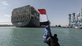 Cara Melepas Kapal Raksasa yang Tersangkut di Terusan Suez