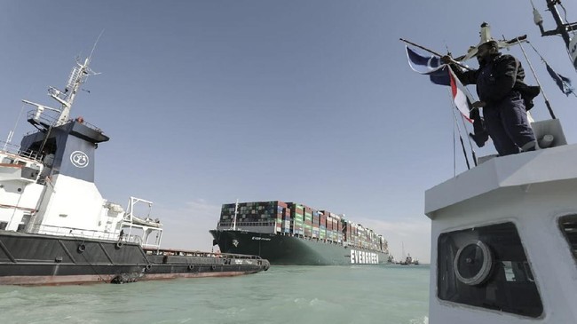 Kapal raksasa kembali terjebak di jalur perdagangan dunia, Terusan Suez, Mesir, Selasa (6/4).