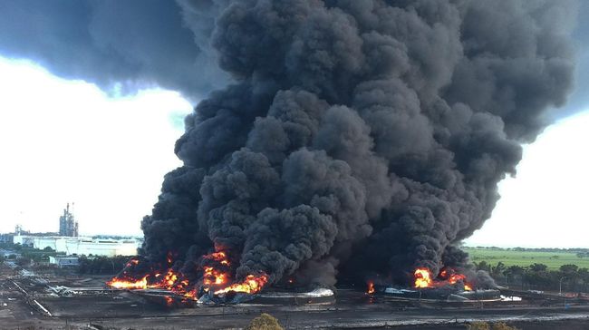 Kebakaran kilang Pertamina di Balongan, Indramayu, belum padam hingga Selasa (30/3). Namun api dilaporkan mulai mengecil.