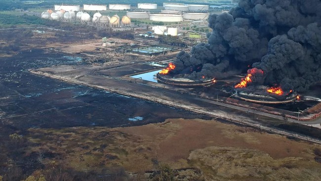 Polri menyebut empat tangki yang terbakar di kilang minyak Balongan sudah diisolasi agar api tak menjalar ke kawasan kilang dan tangki lainnya.