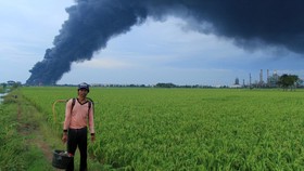 Kebakaran Balongan Belum Padam: Api Mengecil, Asap Membubung