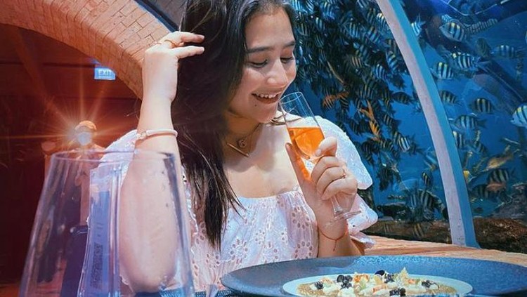 Keseruan Prilly Latuconsina Saat  Masak di Dapur Mewahnya