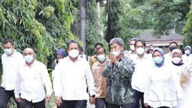 Kunker Menteri Trenggono Disambut Kerumunan, Warga Membeludak
