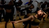 FOTO: Kontes Voguing LGBTQ Merambah ke Beijing Kontes Voguing LGBTQ digelar di Kota Beijing, China dengan acara yang sangat meriah dan megah.