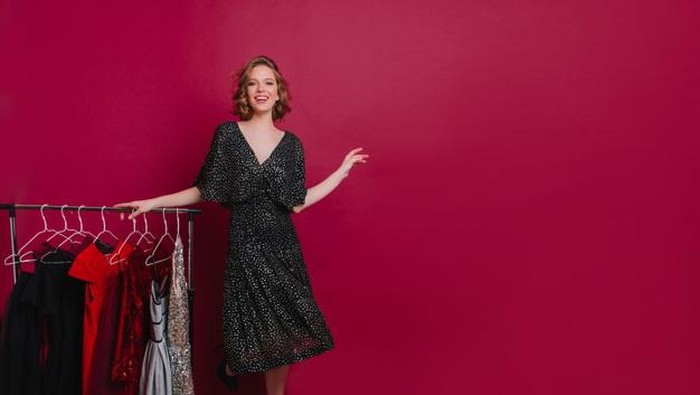 Mix and Match Dress Hitam dengan Outer agar Terlihat Lebih Ramping