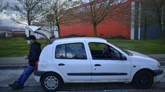 FOTO: Nasib Penduduk Spanyol Tinggal di Mobil Saat Pandemi