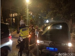 Pohon Tumbang Timpa Pikap di Cianjur, 1 Orang Terluka