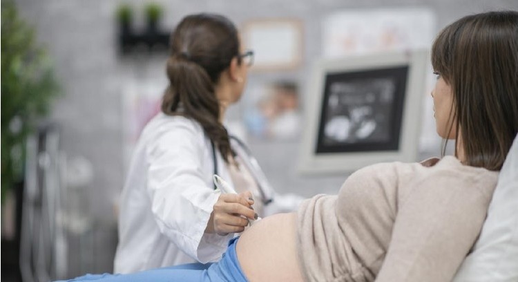 TRIMESTER DUA DAN TIGA Salah satu kekhawatiran yang terjadi akibat orgasme saat hamil yakni keguguran. Benarkah yang terjadi selalu demikian? Simak jawabannya di sini, Bunda.