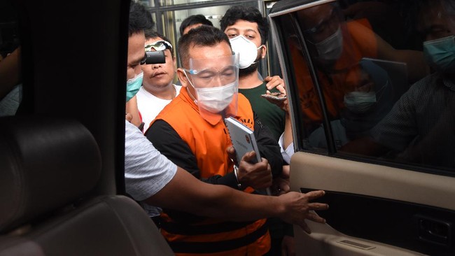 Pejabat Kemensos, Adi Wahyono dinilai jaksa terbukti bersama-sama menerima uang total senilai Rp32,482 miliar dari 109 perusahaan penyedia bansos Covid-19.
