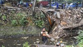 FOTO: Gusur Bangunan Liar di Menteng Dalam Demi Cegah Banjir Sejumlah bangunan liar di Menteng Dalam, Jakarta, dibongkar Satpol PP untuk melakukan penataan Saluran Kalibaru Barat di lokasi itu demi mencegah banjir.
