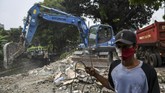 FOTO: Gusur Bangunan Liar di Menteng Dalam Demi Cegah Banjir Sejumlah bangunan liar di Menteng Dalam, Jakarta, dibongkar Satpol PP untuk melakukan penataan Saluran Kalibaru Barat di lokasi itu demi mencegah banjir.