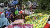 FOTO: Gusur Bangunan Liar di Menteng Dalam Demi Cegah Banjir Sejumlah bangunan liar di Menteng Dalam, Jakarta, dibongkar Satpol PP untuk melakukan penataan Saluran Kalibaru Barat di lokasi itu demi mencegah banjir.