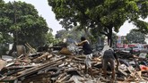 FOTO: Gusur Bangunan Liar di Menteng Dalam Demi Cegah Banjir Sejumlah bangunan liar di Menteng Dalam, Jakarta, dibongkar Satpol PP untuk melakukan penataan Saluran Kalibaru Barat di lokasi itu demi mencegah banjir.