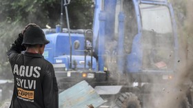 FOTO: Gusur Bangunan Liar di Menteng Dalam Demi Cegah Banjir