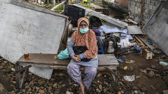 FOTO: Gusur Bangunan Liar di Menteng Dalam Demi Cegah Banjir