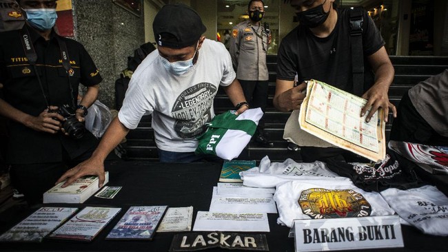Peneliti terorisme memandang temuan atribut FPI di tempat pelaku teror tak bisa menunjukkan organisasi yang telah dinyatakan terlarang itu sarang teroris.