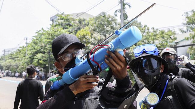 Demo Tolak Kudeta Myanmar di Akhir Pekan Menewaskan 8 Orang Demo besar menolak kudeta di Myanmar pada akhir pekan lalu merenggut nyawa delapan orang warga.