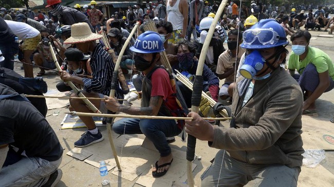 Junta militer Myanmar dan para pendukungnya menyamakan para pengunjuk rasa anti-kudeta seperti kelompok militan Taliban hingga teroris ISIS.