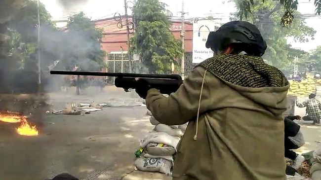 Pertempuran itu terjadi setelah pemerintah bayangan NUG menyerukan perang melawan junta militer dan menyatakan status darurat di Myanmar.