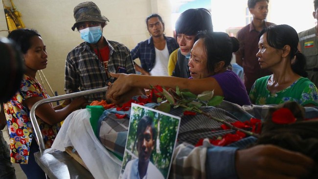 Kelompok aktivis, AAPP, mendata setidaknya sudah lebih dari seribu orang tewas sejak kudeta Myanmar oleh militer yang berujung demonstrasi massa.