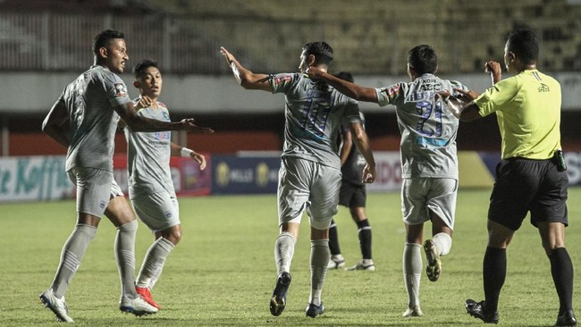 Persib Bandung akan melawan PSS pada leg pertama semifinal Piala Menpora 2021. Berikut jadwal siaran langsung Persib vs PSS di semifinal Piala Menpora.