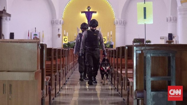Pengamanan fasilitas umum, seperti bandara hingga rumah ibadah, di berbagai daerah diperketat menjelang Hari Paskah setelah insiden gereja Katedral Makassar.