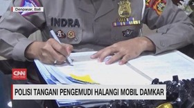 VIDEO: Polisi Tangani Pengemudi Halangi Mobil Damkar