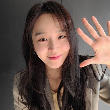 Tak Pindah ke Lain Agensi, Shin Hye Sun Perpanjang Kontrak di YNK Entertainment