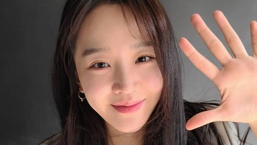 img-title Tak Pindah ke Lain Agensi, Shin Hye Sun Perpanjang Kontrak di YNK Entertainment