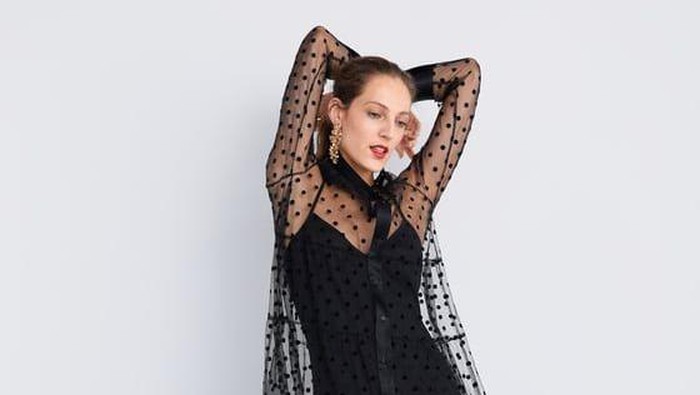 Sheer Dress Lagi Naik Daun, Mix n Match Biar Makin Cool!