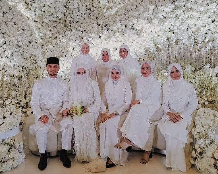 Adik ipar Engku Emran, Neelofa disebut melanggar prokes COVID-19 saat menggelar acara pernikahannya. Berikut suasana pernikahannya!