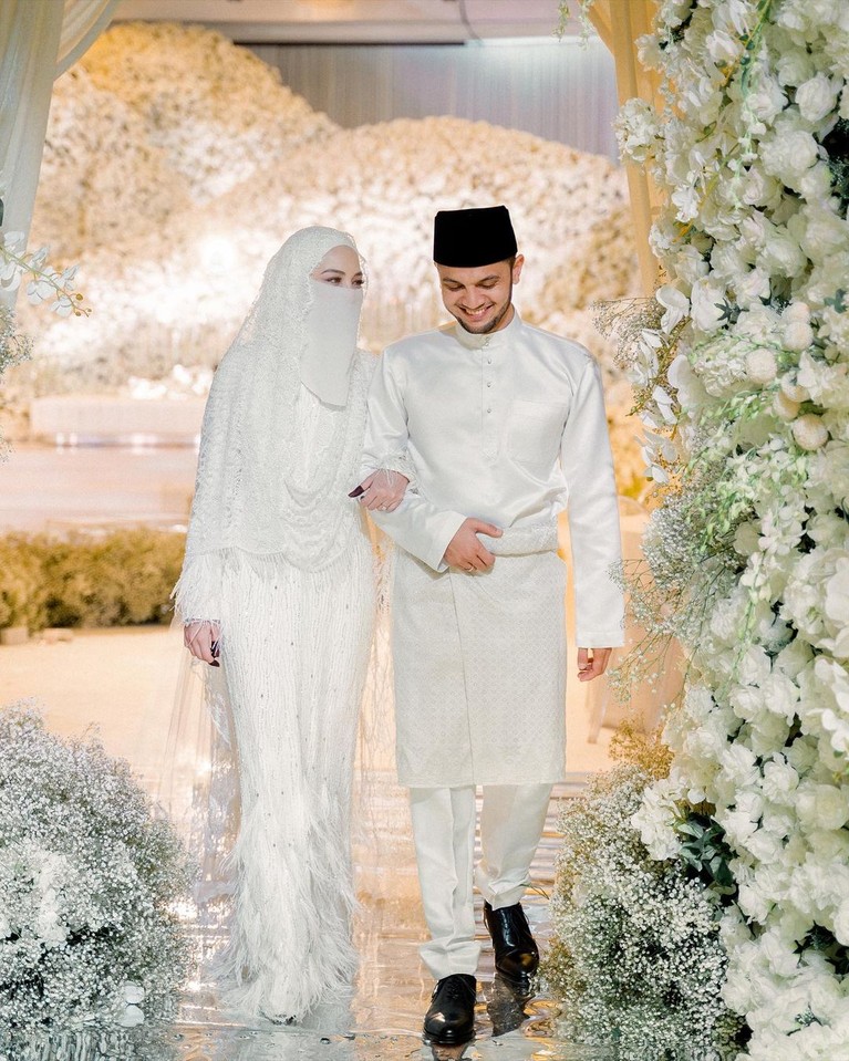 Adik ipar Engku Emran, Neelofa disebut melanggar prokes COVID-19 saat menggelar acara pernikahannya. Berikut suasana pernikahannya!