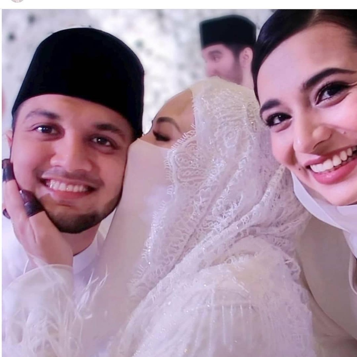 Adik ipar Engku Emran&comma; Neelofa disebut melanggar prokes COVID-19 saat menggelar acara pernikahannya&period; Berikut suasana pernikahannya&excl;