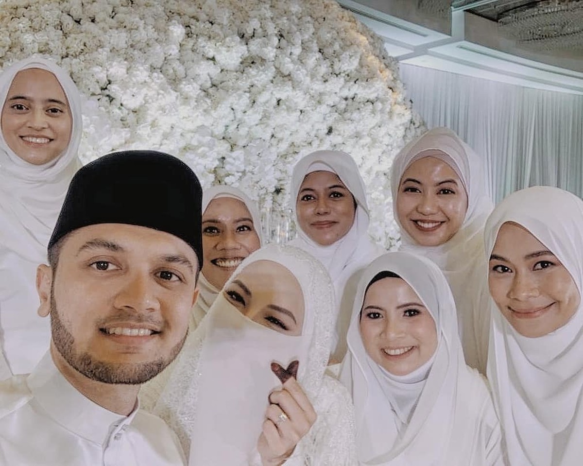 Adik ipar Engku Emran&comma; Neelofa disebut melanggar prokes COVID-19 saat menggelar acara pernikahannya&period; Berikut suasana pernikahannya&excl;