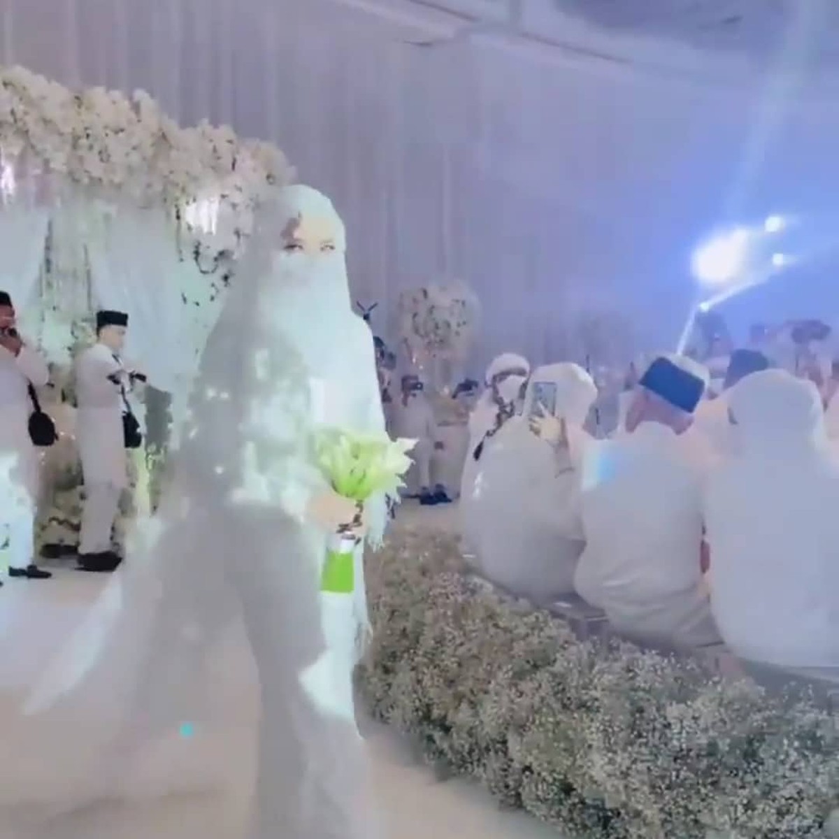 Adik ipar Engku Emran&comma; Neelofa disebut melanggar prokes COVID-19 saat menggelar acara pernikahannya&period; Berikut suasana pernikahannya&excl;