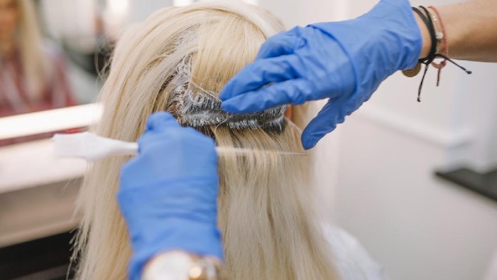 Suka Eksperimen Warna Rambut? Yuk, Coba Warna yang Jadi Tren di Musim Semi 2021!