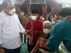 Tuntaskan 1.000 Vaksin, Eri Sebut Warga Surabaya Bisa Tarawih dan Paskah