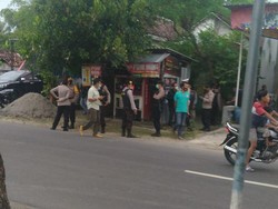 Densus 88 Geledah Rumah Orang Tua Terduga Teroris di Nganjuk