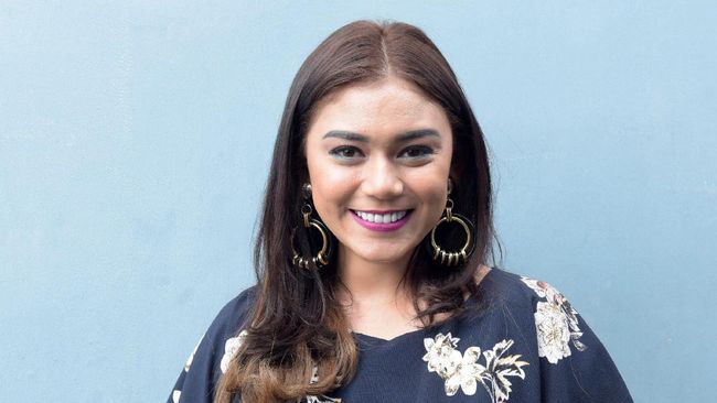 Aktris Thalita Latief tengah menghadapi proses perceraian dengan sang suami, Dennis, pemain Bass dari band Lyla. Ia mengaku telah ditinggal 3 tahun lamanya.