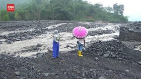 VIDEO: Banjir Sungai Aliran Semeru Isolasi Satu Desa