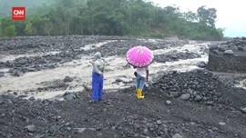 VIDEO: Banjir Sungai Aliran Semeru Isolasi Satu Desa